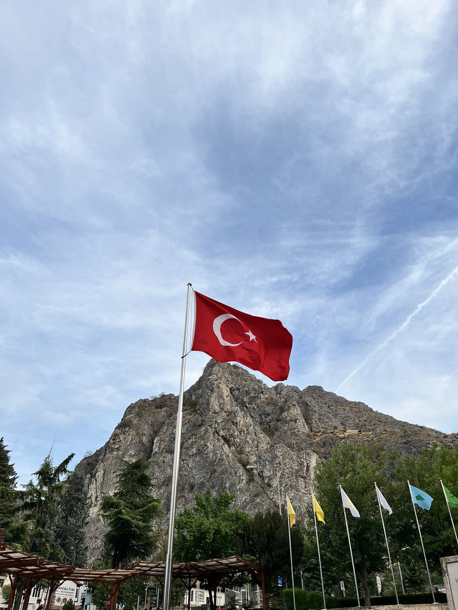 Seninle övünürüm, senin altında hürüm. #BayrakNamustur