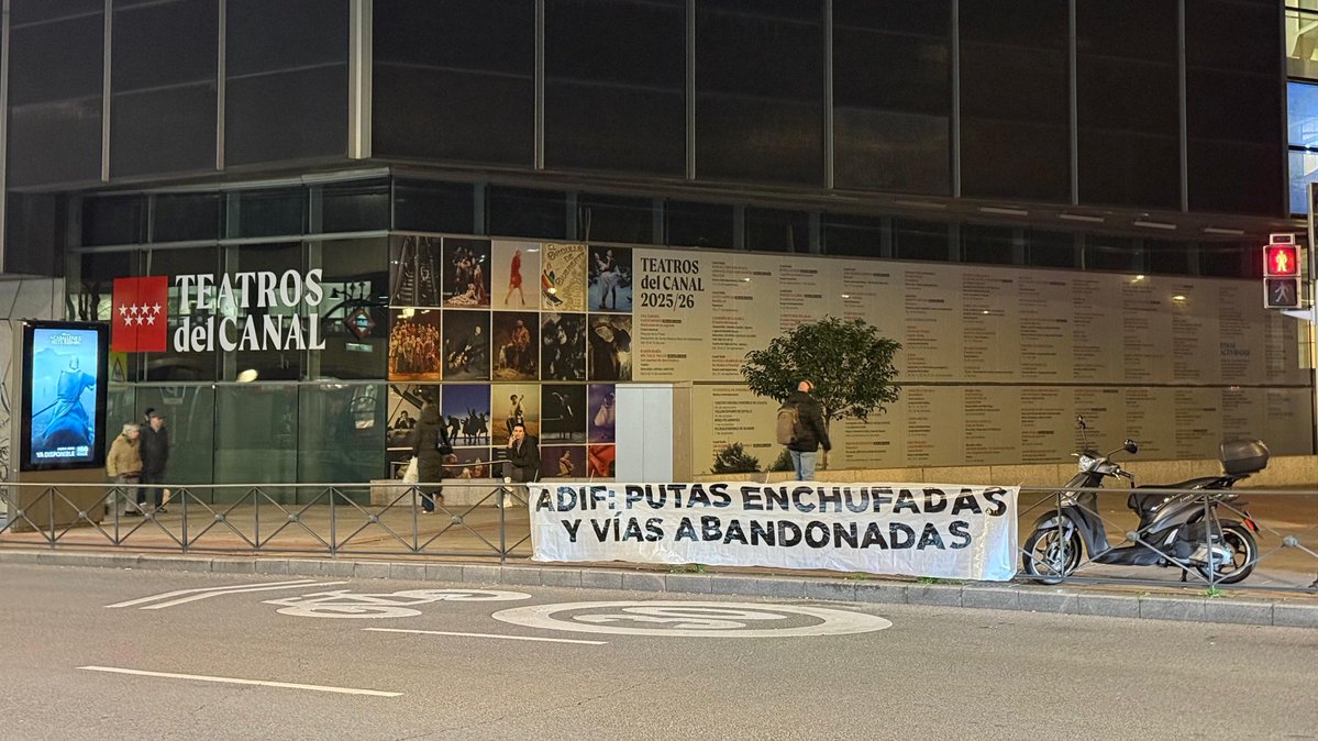 🔴 ÚLTIMA HORA | Un grupo anónimo de patriotas llenan las calles de Madrid de mensajes contra el Gobierno y Óscar Puente por el accidente:

“Puente culpable, Gobierno criminal”.

“Cocaína, putas y enchufados: decenas de muertos”.

“Adif: putas enchufadas y vías abandonadas”.