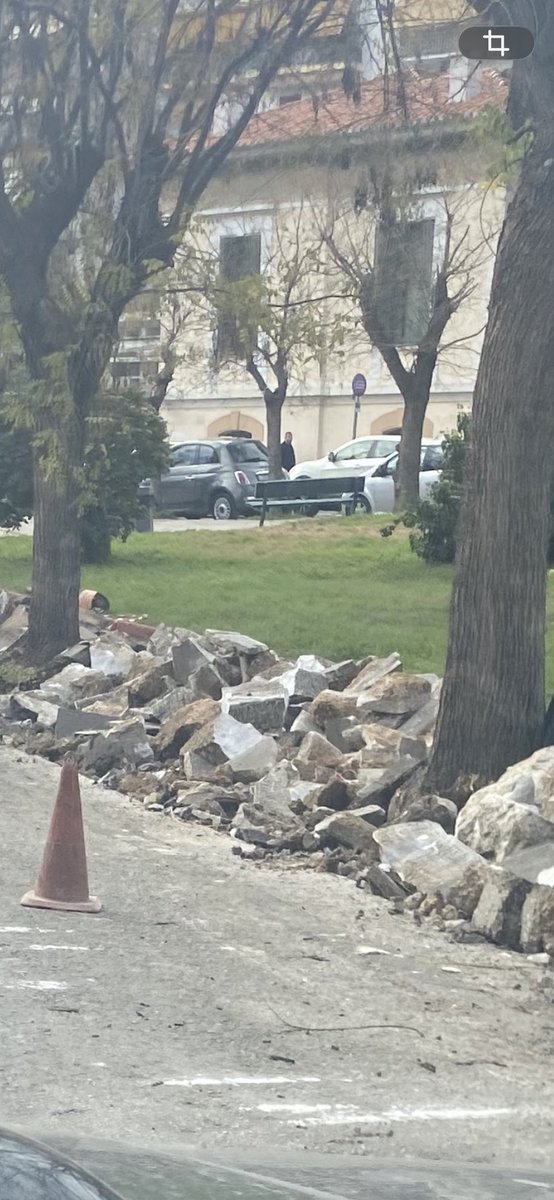 Ο Δήμαρχος Αθηναίων συνεχίζει με ζήλο να καταστρέφει τα ρείθρα των πεζοδρομίων απέναντι από το μαιευτήριο Έλενα.Ρείθρα  από πεντελικό μάρμαρο που χρονολογούνται από τον 19ο αιώνα, πολλά με τις μονογραφές των τεχνητών που τα πελέκησαν,μοναδικά μνημεία της εποχής..