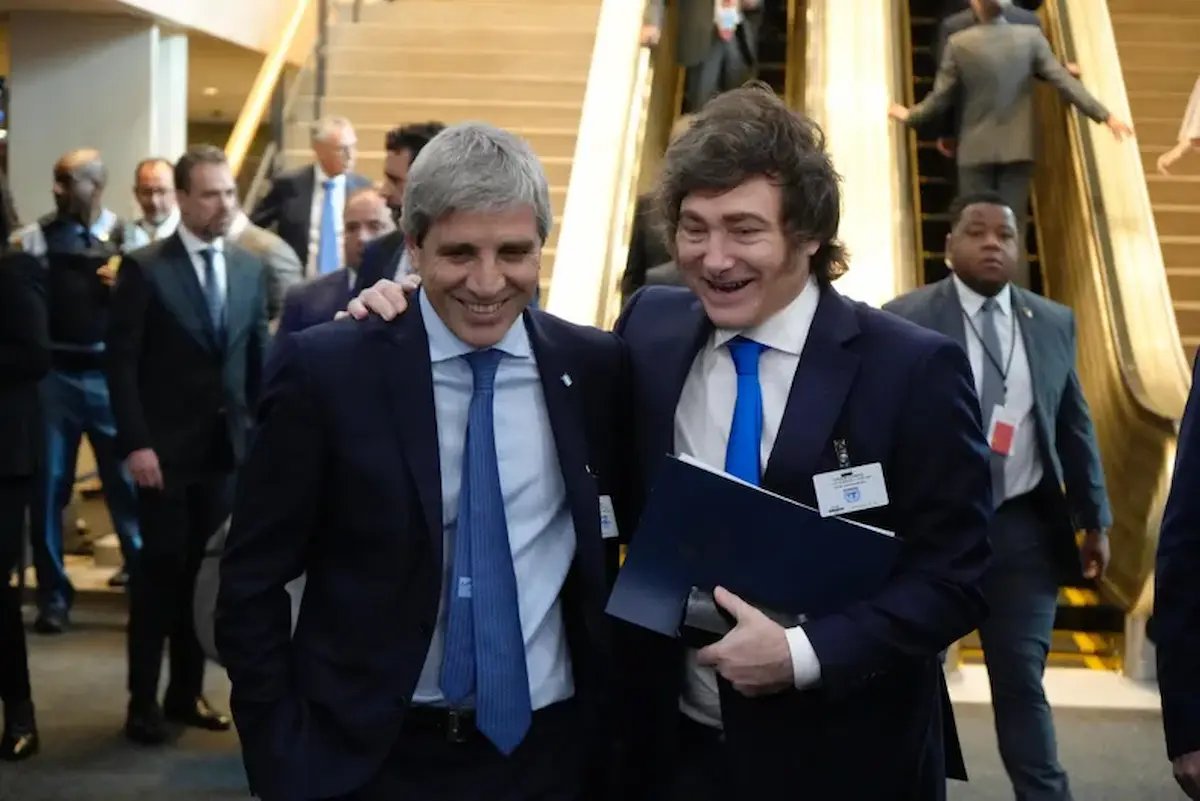 LA DEUDA PÚBLICA BAJÓ AL 42% DEL PBI 📉
Según Adcap, la deuda del Tesoro cerró 2025 en 42% del PBI, el nivel más bajo desde 2017.
La baja se explica por el crecimiento económico, los pagos de deuda y el superávit fiscal.
Este año hay vencimientos en dólares por unos USD 18.000