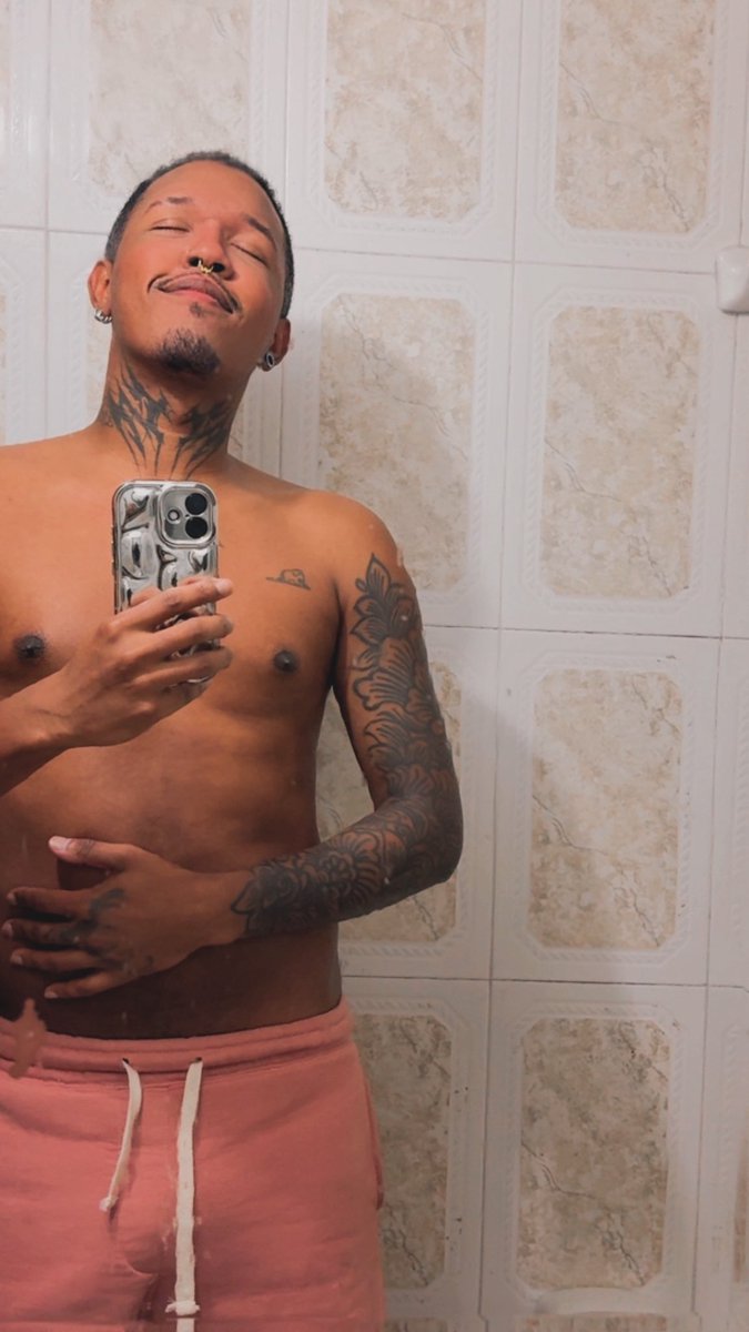 anotherblackgay's tweet photo. ¿Soy el único que estando en homeoffice no quiere ver, hablar o salir con nadie? https://t.co/8TZ19aYqzN