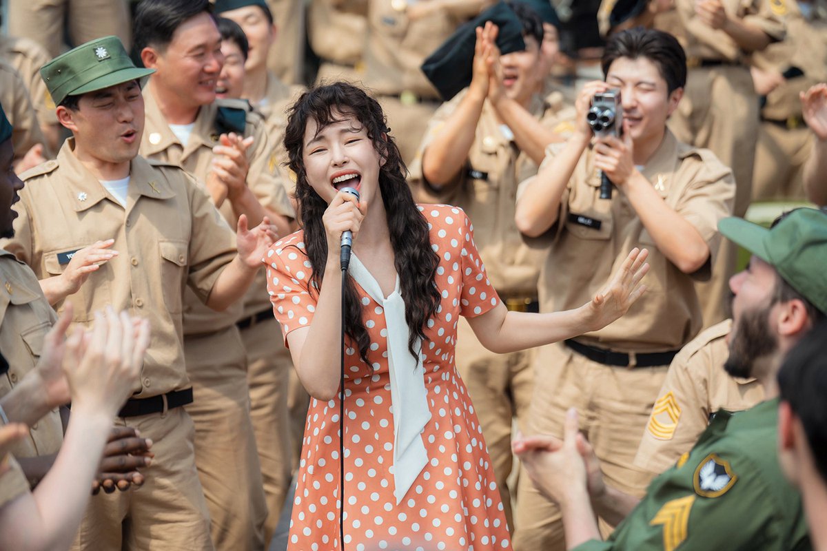 <천천히 강렬하게> 첫 스틸

야만과 폭력이 판치던 1960~80년대 한국 연예계를 배경으로, 가진 건 없지만 빛나는 성공을 꿈꾸며 온몸을 던졌던 이들의 성장 스토리를 그린 시리즈

송혜교, 공유, 김설현, 차승원, 이하늬, 나문희, 김정우 출연

2026년 4분기 넷플릭스 공개 예정