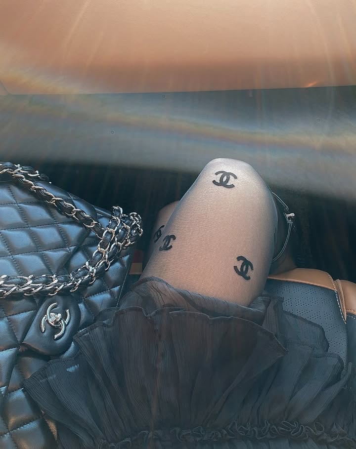 BellaInVegas87's tweet image. When the logo decides to show up on your legs instead of the bag 🤭  
Feels kinda iconic in this light.

#CC #ChanelAddict