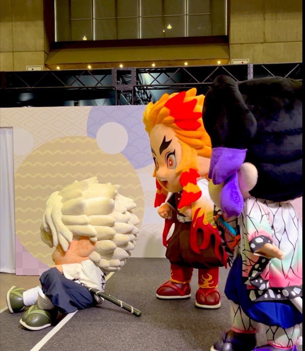 jeyj23's tweet image. เพื่อนก็ดีนะ ซาเนมิจะเต้นบีบอยก็คอยเชียร์