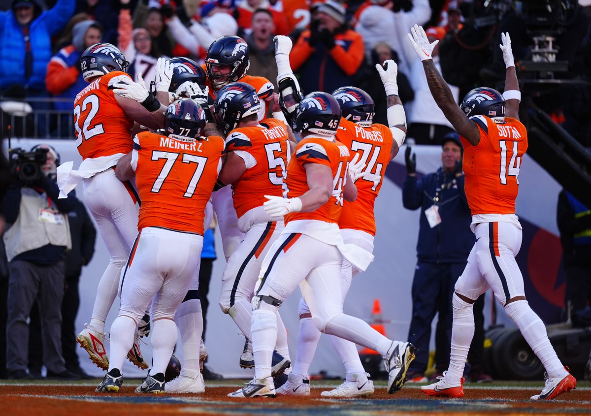 This was right after Frank Crum's touchdown. Frank is somewhere in that pile.

Shows you how his teammates feel about him. Pretty cool.