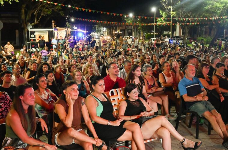 [🏖️] VERANO |  Llega la segunda fecha del ciclo “Humor frente al río”. Este viernes 23, a las 20, en las escalinatas de Sala Mayo, con acceso libre.
entreriosahora.com/humor-4/