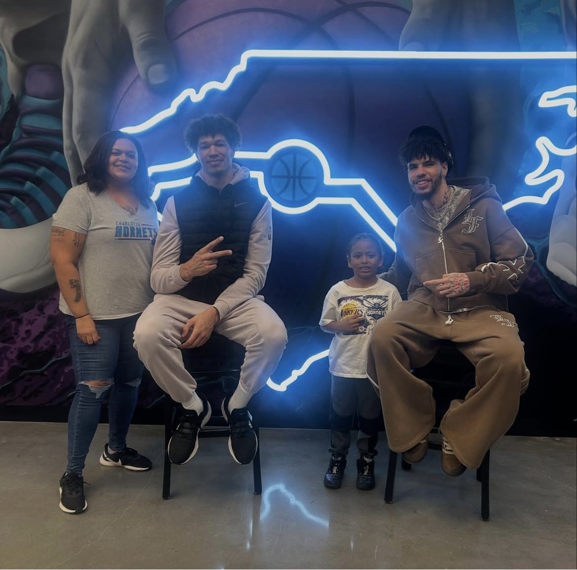 Destiny and Dekhari went to the Hornets meet n greet , Dekhari was so excited to tell <a href="/MELOD1P/">Melo</a> that he listens to Tweaker 😂😂😂 Melo gave him a high five lol. My grandson loves him some Melo lol