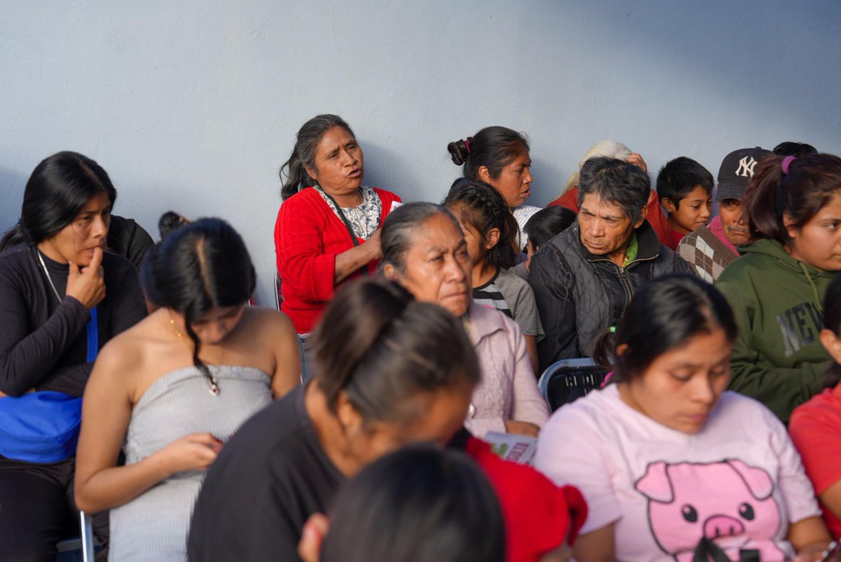 vecinosxlrm's tweet photo. En la colonia Monte Albán, informarnos también es participar.
Conocer nuestros derechos y entender cómo funciona la consulta para la ratificación de mandato nos fortalece como comunidad. Cuando vecinas y vecinos decidimos involucrarnos, hacemos más fuerte nuestra democracia. https://t.co/idSRs2ZjaK