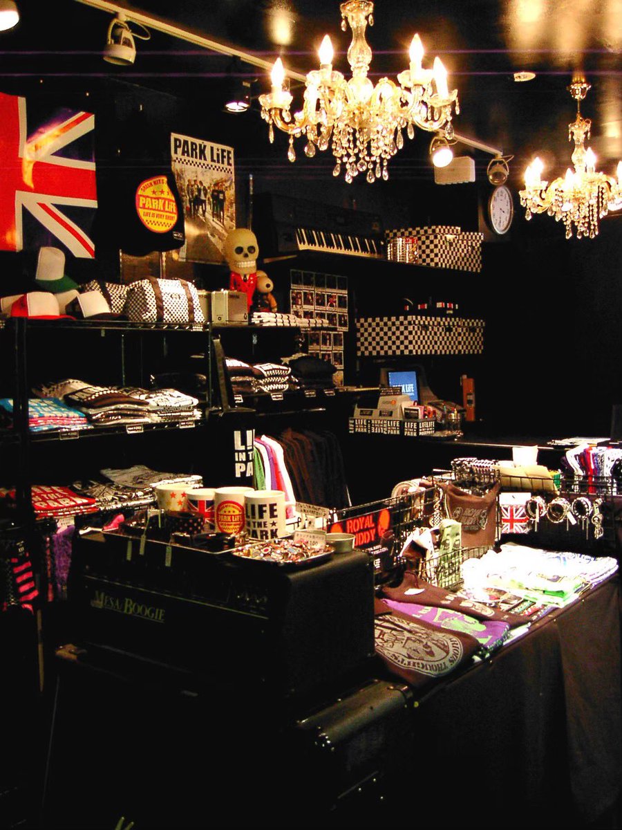 parklife_89's tweet image. 2004年の1月21日、かつてのPARK★LiFEの店舗が下北沢でオープンした日です！あれからいつの間にか22年も経っていました。当時、お店に遊びに来てくれていたみんなは元気かなぁ？HDDには、当時の懐かしい写真が沢山！こちらはオープン当時の店内です✨🏢✨

#PARKLiFE #下北沢 #2004年