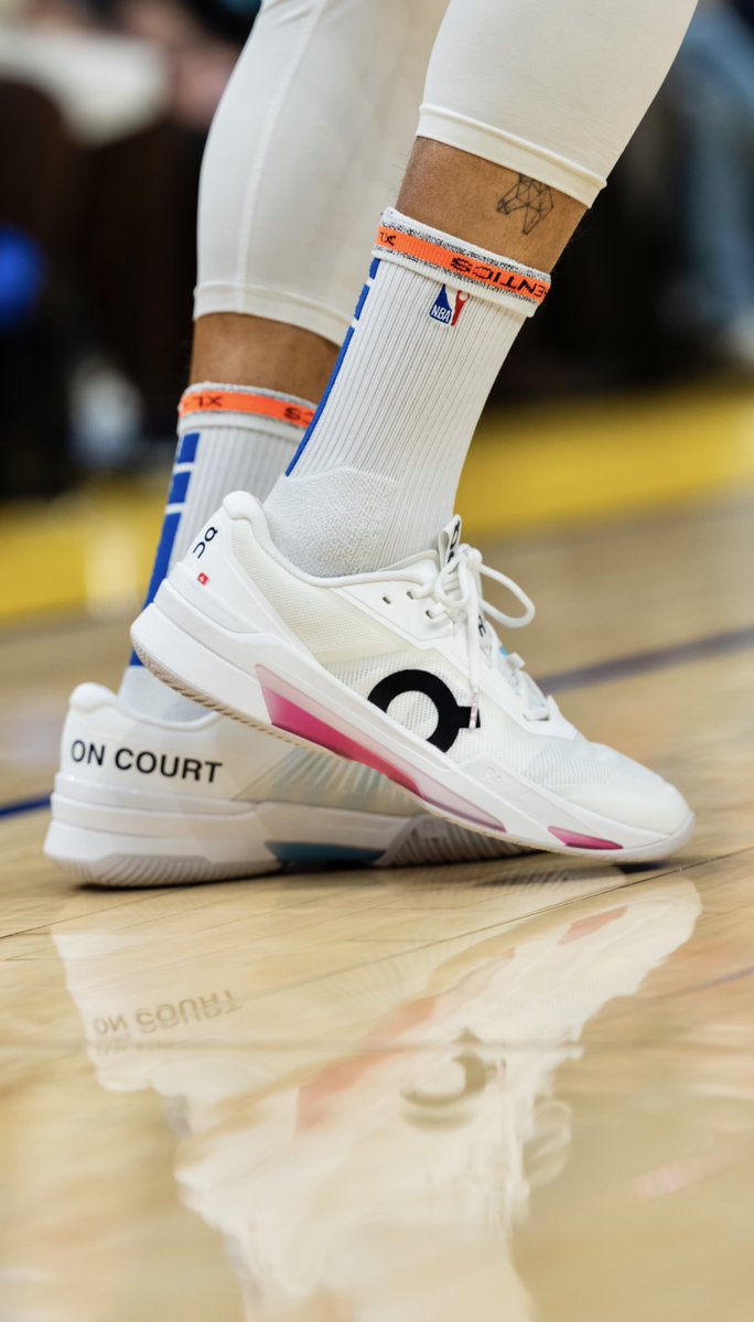 NickDePaula's tweet image. Stephen Curry is warming up in an ON sneaker tonight 🤯🤯

This is ON’s 1st time “ON COURT” in the NBA. 

Should Curry and ON launch a Basketball division together?