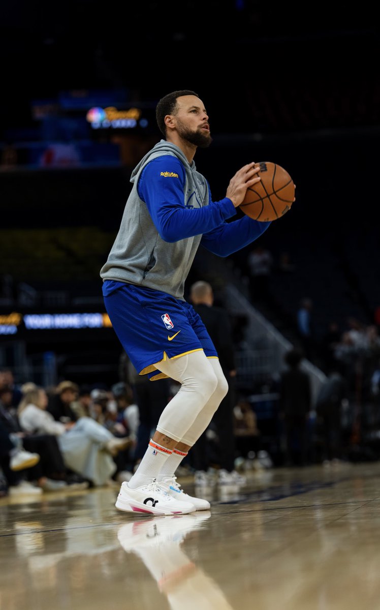 NickDePaula's tweet image. Stephen Curry is warming up in an ON sneaker tonight 🤯🤯

This is ON’s 1st time “ON COURT” in the NBA. 

Should Curry and ON launch a Basketball division together?