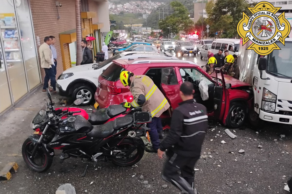 #BomberosManizalesTeCuida 

🚒Conductora pierde control de vehículo, derriba muro de parqueadero del Edificio Montevedra, y cae desde el piso 3, a la Av. Kevin Ángel. 

🚑La conductora presentó trauma en cabeza y cuello; trasladada a centro asistencial por Bomberos Voluntarios.