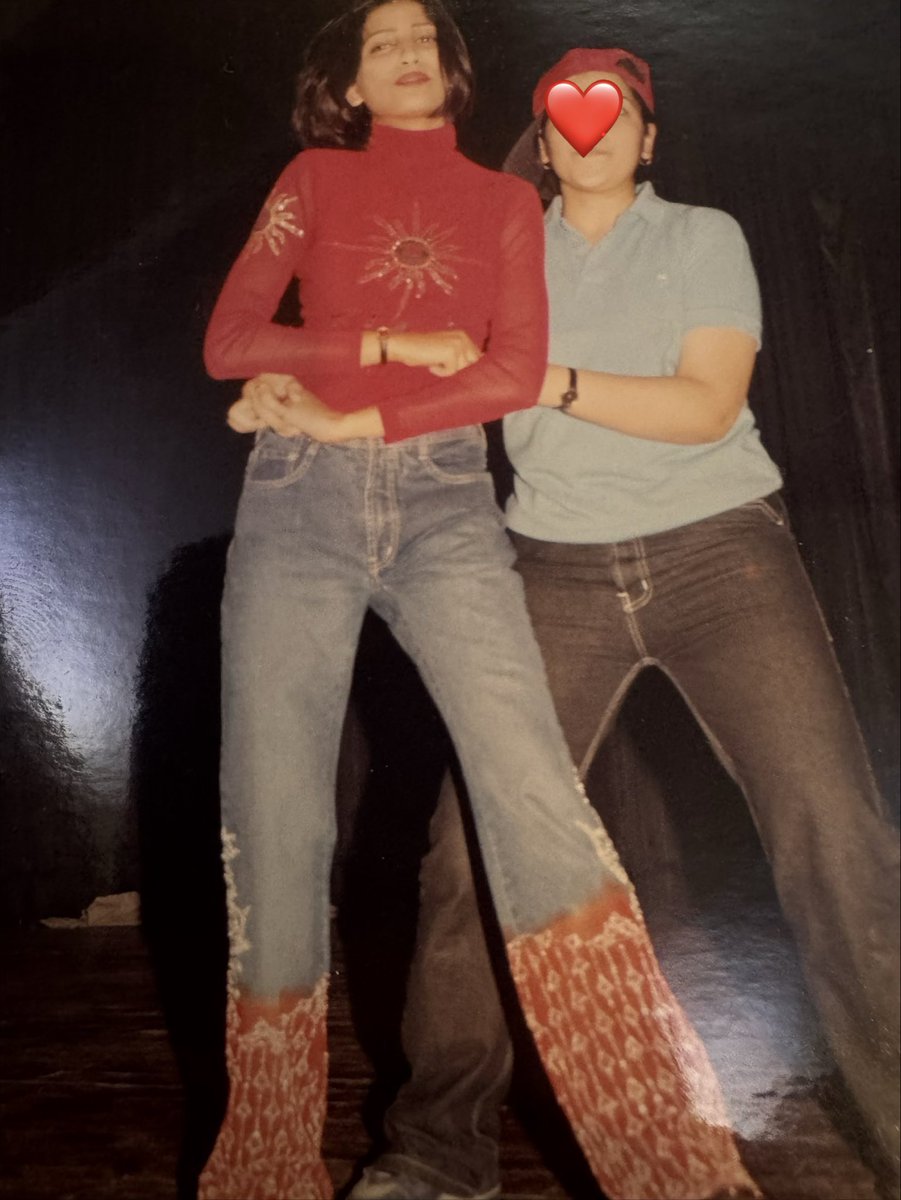 withoutthemind's tweet image. Feels like yesterday when you excitedly invited me for a surprise:
It was for your Nestle Munch commercial shoot taking place in Miranda House(MH), my alma mater.

From cheering my performances on MH auditorium stage
To having me fanatically cheer you as a star on the same stage;…