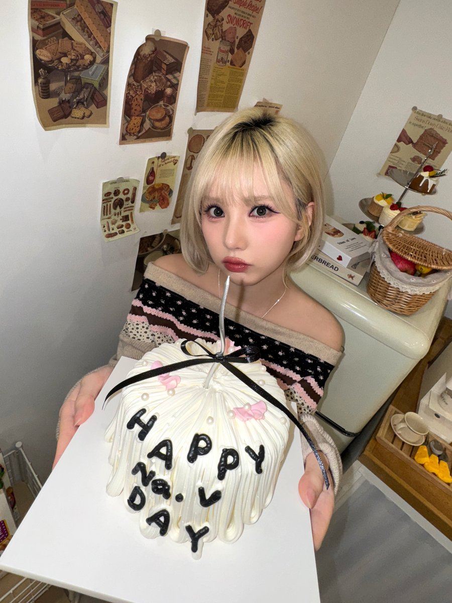 VIVIZ_official's tweet image. [#VIVIZ] 📸

🎂HAPPY Na.V DAY🎂

#비비지
#EUNHA #은하
#NaV #나비
#HAPPY_NaV_DAY