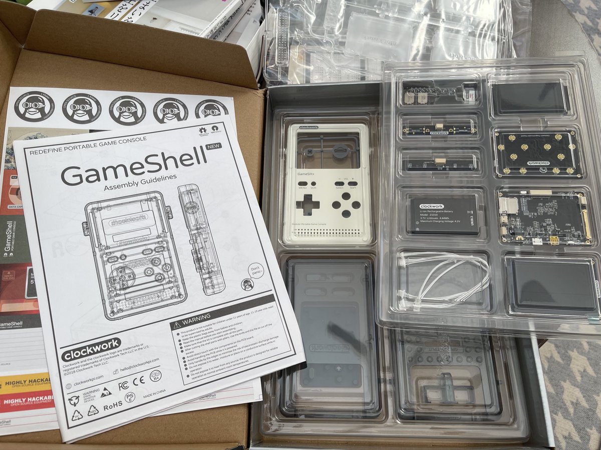 seshibon2023's tweet photo. 届いた❗️まるでプラモw
これでpygame勉強するか

#clockwork
#gameshell 
#pygame https://t.co/Olcl2Y9A7V