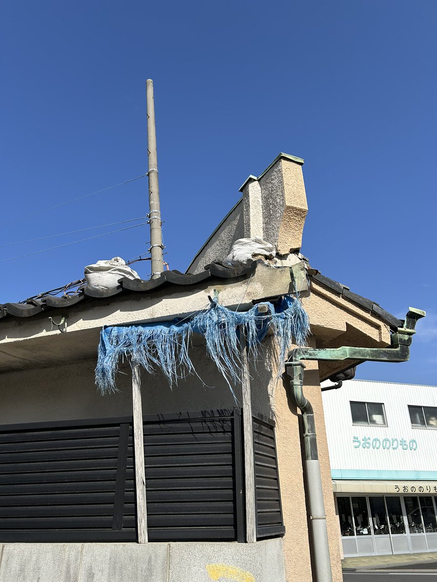 ブルーシートの残骸がノレンみたい🤣