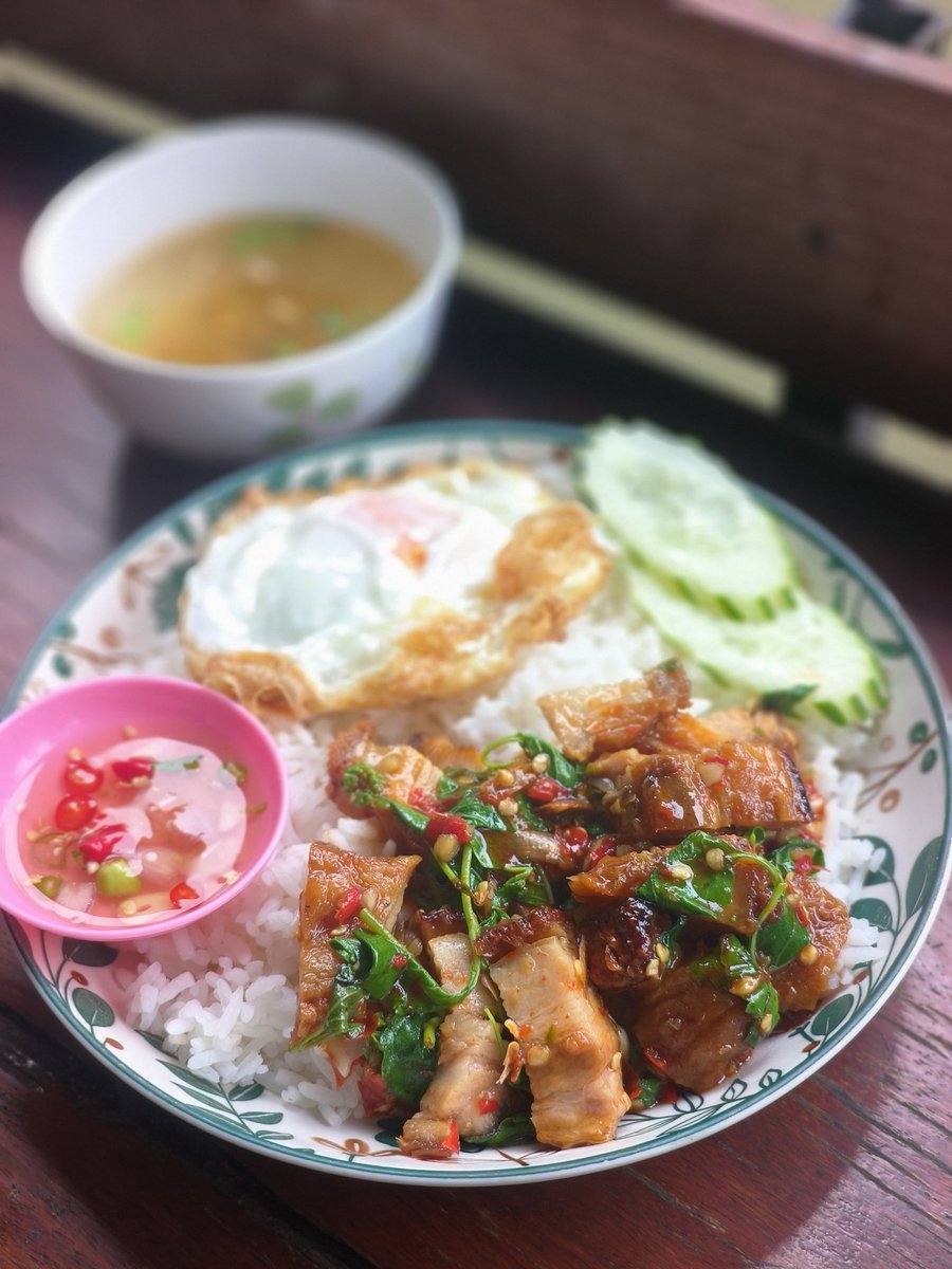 Zaku81229182's tweet image. กระเพราหมูกรอบไข่ดาว ร้านคอสะพานตามสั่ง บรรยากาศดี นั่งชิลริมคลอง บางจะเกร็ง สมุทรสงคราม
#แม่กลอง #สมุทรสงคราม