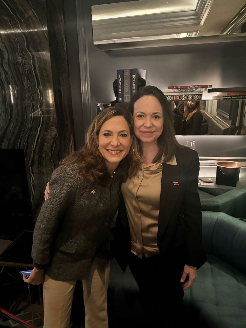 Me llena de emoción reunirme con María Corina Machado (<a href="/MariaCorinaYA/">María Corina Machado</a>) en la capital de la nación para hablar del futuro de Venezuela.

Desde Washington reafirmamos nuestro compromiso con el pueblo venezolano y su lucha por la libertad. Los venezolanos son afortunados de tener a