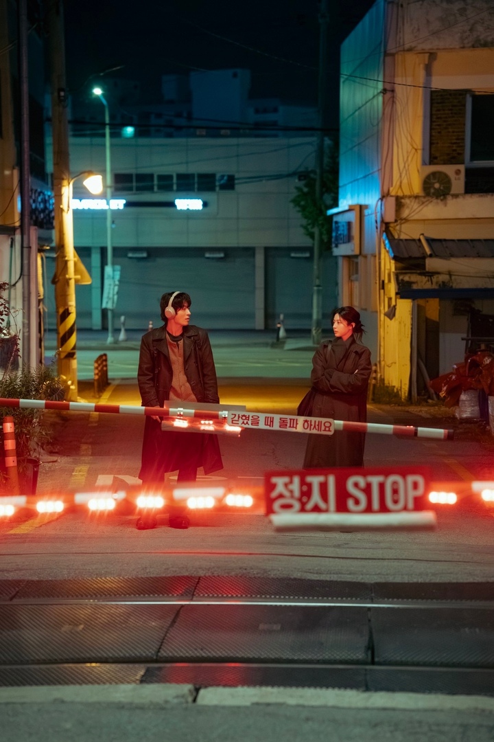 kdrama_menfess's tweet image. •kdm• first look of Koo Kyohwan and Go Younjung for JTBC drama “Everyone Is Fighting Their Own Worthlessness”