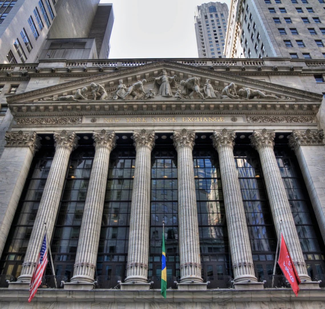 美股往事之纽交所诞生在金融世界的繁华版图中，纽约证券交易所(NYSE)  无疑是那颗最璀璨的明珠。然而，这座全球金融帝国的起点，并非宏伟的大理石建筑，而是一棵平凡的梧桐树。  今天，我们就穿越回18世纪末的曼哈顿，聊聊那份奠定现代金融基石的《梧桐树协议》(Buttonwood ...