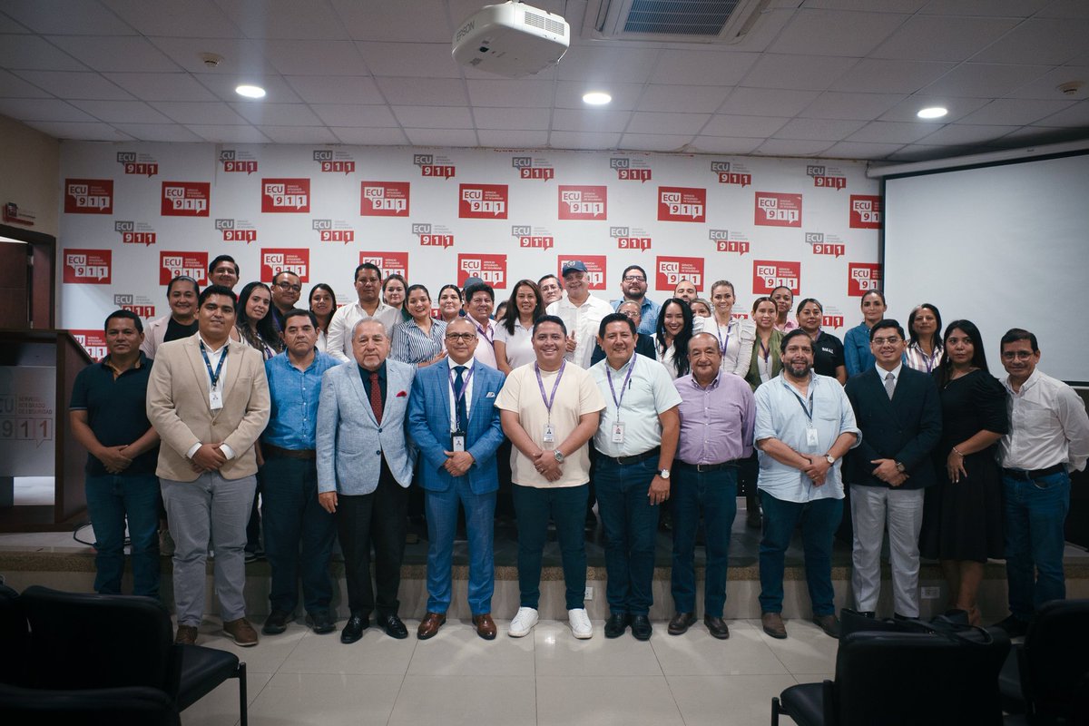 ¿Qué hicimos hoy en Babahoyo? Trabajamos en territorio, escuchamos a la comunidad y dimos respuestas inmediatas a sus necesidades.

Con el gobernador de Los Ríos, Galo Lara <a href="/GaloLaraY/">Galo Lara Y.</a> llevamos a cabo una reunión del Ejecutivo Desconcentrado y luego un Encuentro Ciudadano, con el