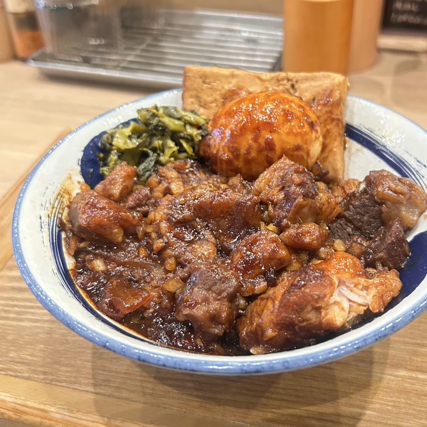 29okamoto's tweet photo. 1月21日(水)スタート🗓️
肉めし岡もとの 黒味噌肉めし🍚

甘辛い黒味噌で煮込んだ肉を
白米の上にたっぷりと😍
煮豆腐と煮玉子にも
黒味噌ダレを絡めています✨

トッピングの高菜は
シャキっとした食感と程よい塩味が
アクセントに🥢

ご来店お待ちしております🤎 https://t.co/JAkWTDYlT4
