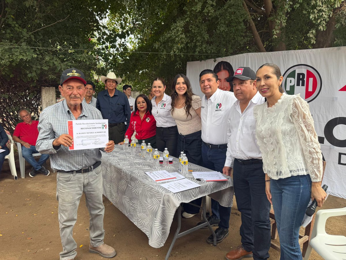 CDEPRISinaloa's tweet photo. La dirigencia estatal del PRI Sinaloa, junto a la senadora @palomaSnchez, sostuvo una reunión de trabajo con la estructura del partido y liderazgos del Ejido Batamote, en el municipio de Sinaloa, donde además se llevó a cabo la toma de protesta de las y los seccionales.

Seguimos fortaleciendo la organización, la unidad y el trabajo territorial para estar más cerca de la gente. 

#PRISinaloa #TrabajoTerritorial #Unidad #EstructuraFuerte #CercaníaConLaGente #OrgulloPriista
