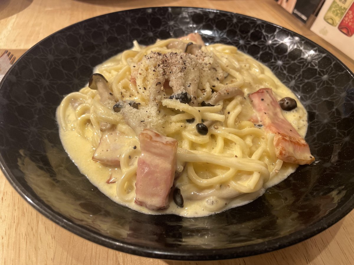 Cap_fosu's tweet photo. 今日のランチはバックエンドエンジニアのScholzとカルボナーラを食べにいきました！　ニンニクのパンチがあって美味しかったです。オフィスにいるので午後からのMTGは筆談で済ませようと思います！ https://t.co/bmksayUnXW