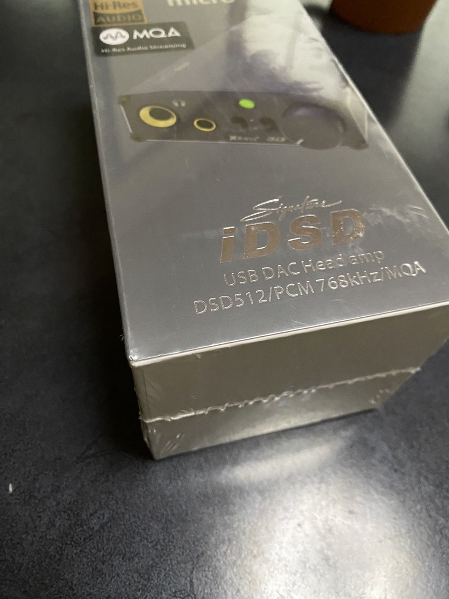 bezalel_hirog's tweet photo. ifi iDSD micro Signature
廃盤になって久しいifiオーディオのDACアンプ。奇跡的に新品をゲットできた。👍
iPadと繋いでハイレゾをお気に入りのヘッドホンでニヤニヤ聞いてる。
自分を見る妻の目を見て、ああジト目って本当にあるんだと思った。😐
#DAC #ポータブルアンプ #iFiAudio #iDSD https://t.co/qnUueUIcNn