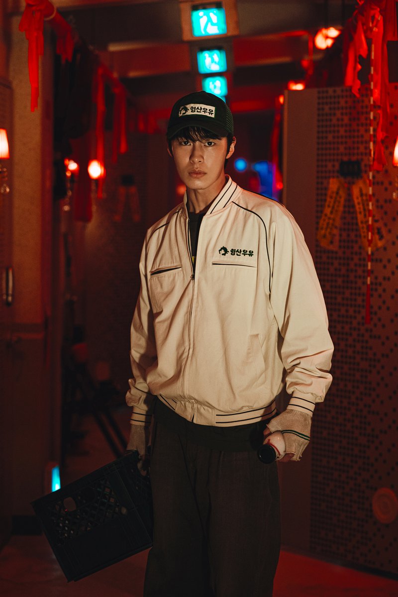 uahan2's tweet image. ‘막걸리가 알려줄거야’ 김다민 감독 연출 &amp;lt;꿀알바&amp;gt; 첫 스틸

시급 50배부터 시작하는 ‘꿀알바’만을 소개하는 이상한 인력사무소를 배경으로 청년 ‘혁준’이 지옥의 노동 현장에 투입되며 펼쳐지는 미스터리 호러 판타지 시리즈

이재욱, 고민시, 김민하, 이희준 출연

2026년 4분기 넷플릭스 공개 예정