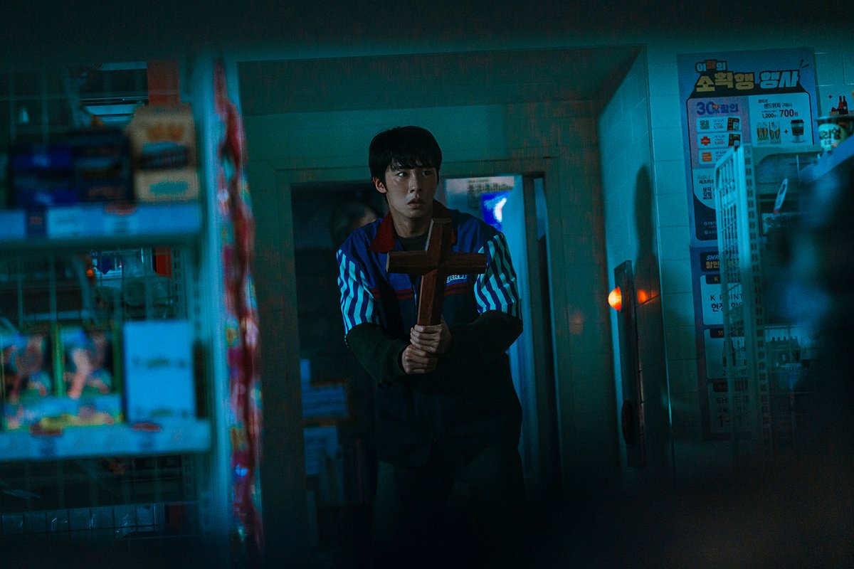 uahan2's tweet image. ‘막걸리가 알려줄거야’ 김다민 감독 연출 &amp;lt;꿀알바&amp;gt; 첫 스틸

시급 50배부터 시작하는 ‘꿀알바’만을 소개하는 이상한 인력사무소를 배경으로 청년 ‘혁준’이 지옥의 노동 현장에 투입되며 펼쳐지는 미스터리 호러 판타지 시리즈

이재욱, 고민시, 김민하, 이희준 출연

2026년 4분기 넷플릭스 공개 예정