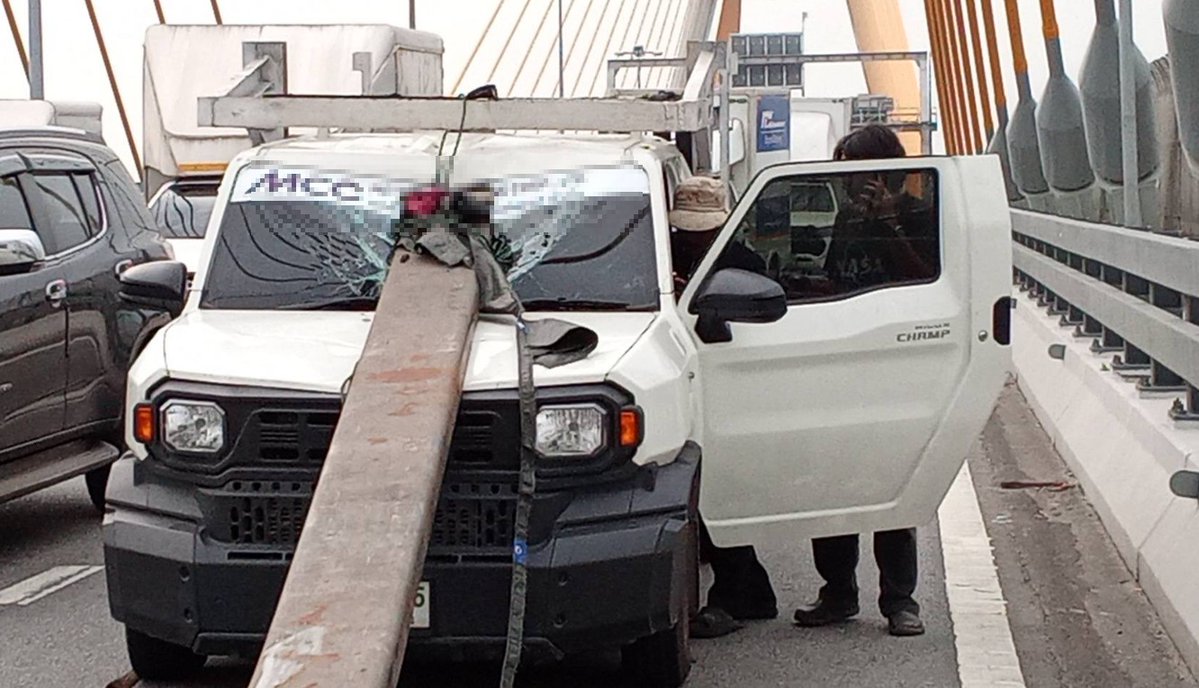 fm91trafficpro's tweet image. บนสะพานภูมิพล 2 จากฝั่งปู่เจ้าสมิงพราย มุ่งหน้าเบี่ยงลงถนนสุขสวัสดิ์ เลนซ้าย รถกระบะบรรทุกเหล็กทำเหล็กกล่องหล่นใส่หน้ารถที่ขับตามหลังมา เสียหายจราจรติดขัดมาก #อุบัติเหตุ #รถติด #รายงานจราจร 

เครดิต ศูนย์ข่าวเขื่อนขันธ์