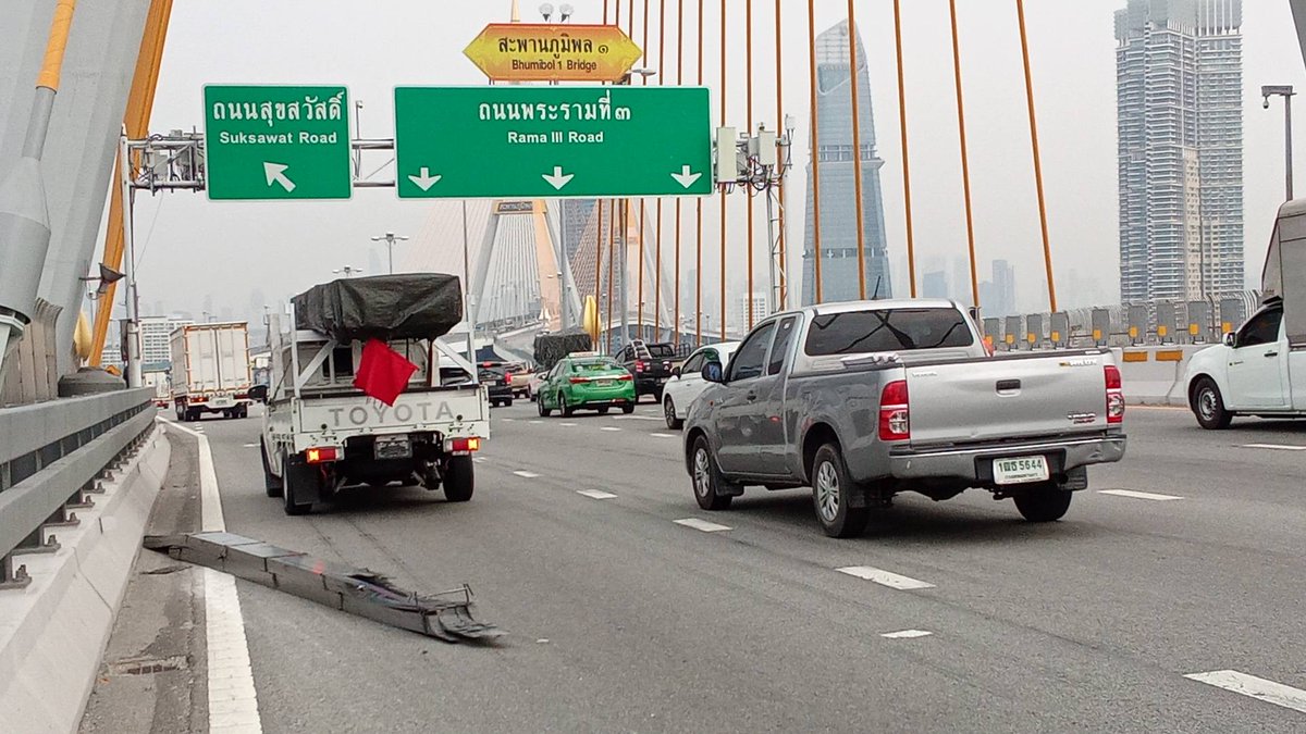 fm91trafficpro's tweet image. บนสะพานภูมิพล 2 จากฝั่งปู่เจ้าสมิงพราย มุ่งหน้าเบี่ยงลงถนนสุขสวัสดิ์ เลนซ้าย รถกระบะบรรทุกเหล็กทำเหล็กกล่องหล่นใส่หน้ารถที่ขับตามหลังมา เสียหายจราจรติดขัดมาก #อุบัติเหตุ #รถติด #รายงานจราจร 

เครดิต ศูนย์ข่าวเขื่อนขันธ์