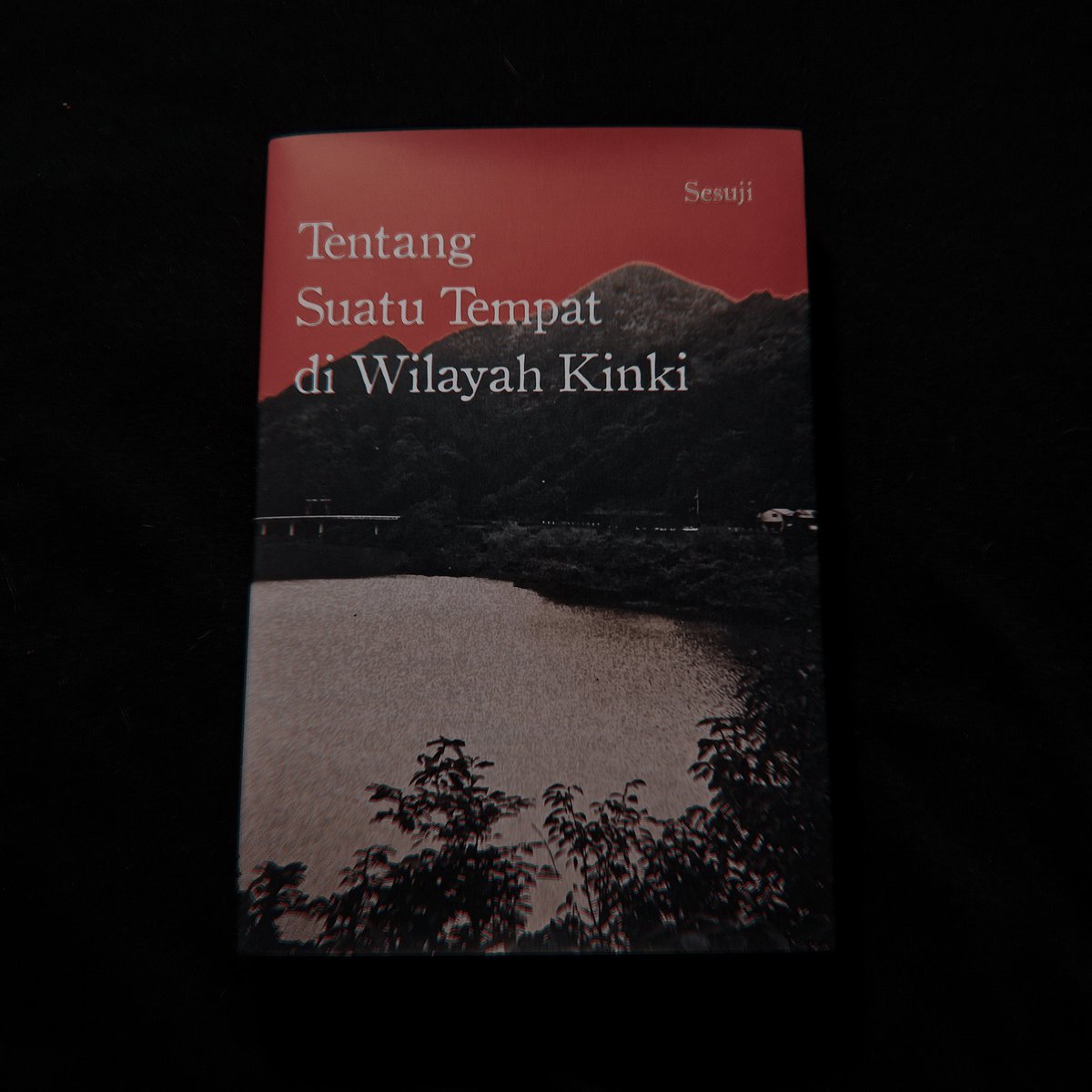 bayuderu's tweet image. Judul: Tentang Suatu Tempat di Wilayah Kinki
Penulis: Sesuji