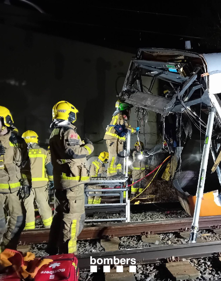 bomberscat's tweet photo. @semgencat A Gelida, després de fer una revisió de tot el comboi, hem confirmat que no quedava ningú a l'interior. Estem revisant revisar la part de sota del tren i fem una batuda per la zona per descartar més víctimes.
Continuem assegurant la zona per treballar amb seguretat.

#bomberscat https://t.co/KnAiibJGQw