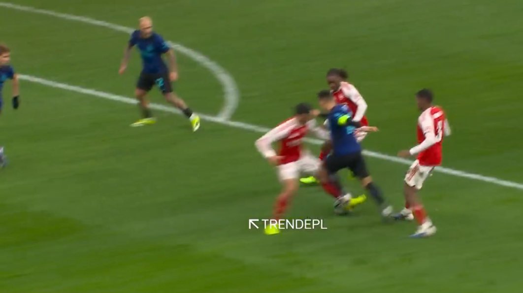 اقسم اني حمار يوم اتابع كورة😔
تشوف الفرق اللي تشجعهم تنضلم
تشوف كوارث ادارية وتحكيم وكل شي
ولاتقدر تزين اي شي😓
اخخخ بس💔💔
يارب تموت الكورة