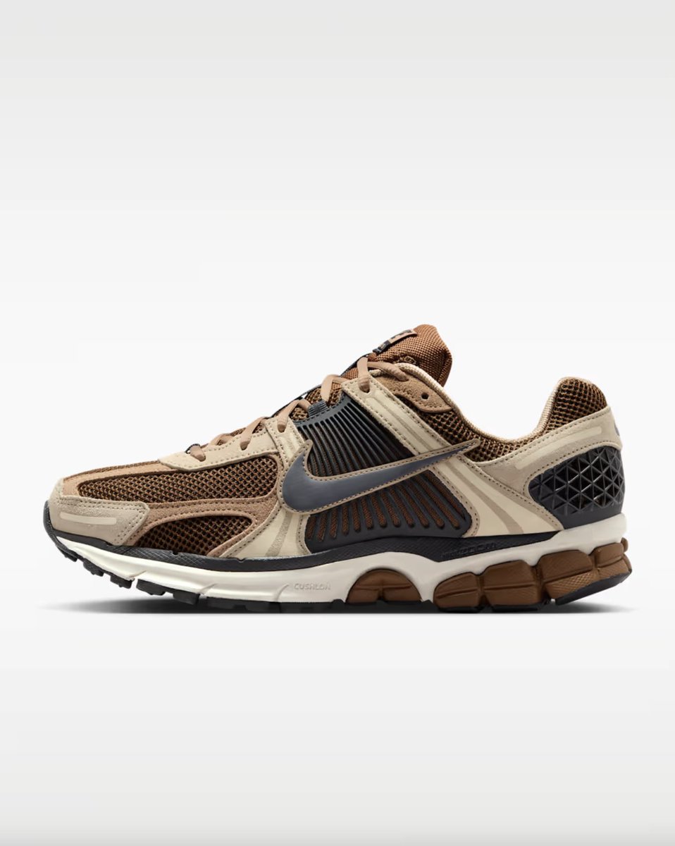 SOLELINKS's tweet photo. Ad: Dropped today: Nike Zoom Vomero 5

Light British Tan:https://t.co/p9je0onLKd
Blue Void/Midnight Navy:https://t.co/JfslFrisbK
Court Blue/Metallic Silver:https://t.co/GAeUYUrYfP https://t.co/QrkkL1bpqQ