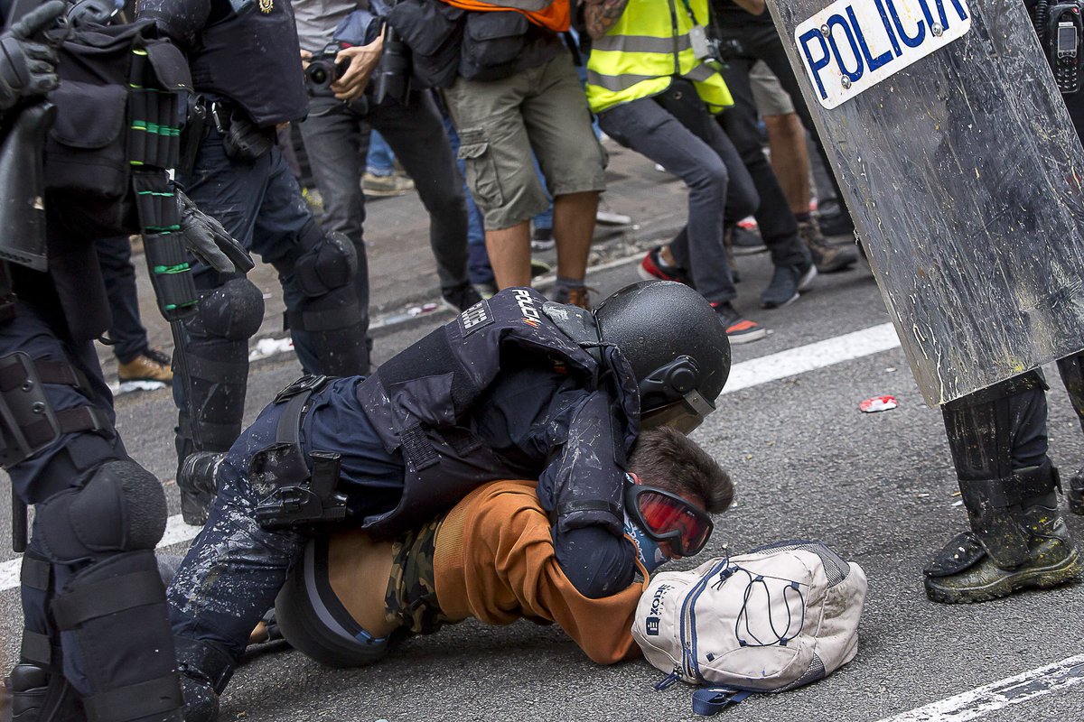 NicolasValle's tweet image. 3️⃣La independencia ha creado divisiones. Vale. Pero Ícaro no va de eso. Va de polis apaleando gente. Punto.
4️⃣"Es un tema complejo". Evidentemente. Pero el docu no aborda ninguna complejidad. Lo contrario: es más simple que un botijo. Una defensa obscena de la violación de DDHH