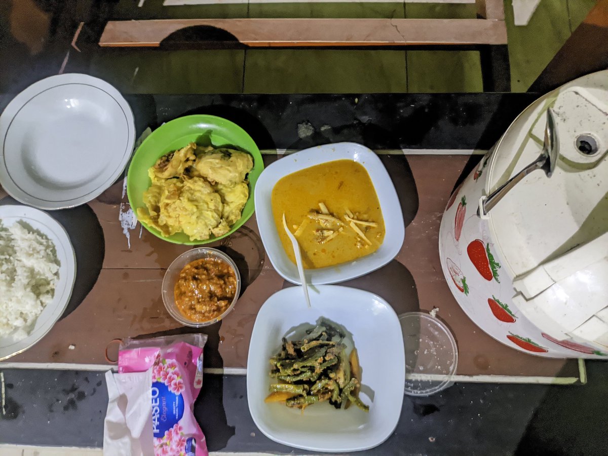 TOLOLKAO's tweet photo. menu hari ini...
sayur bung
tumis kacang panjang
sambel terasi
tempe + ote ote 
:v https://t.co/o8AldzZQKr