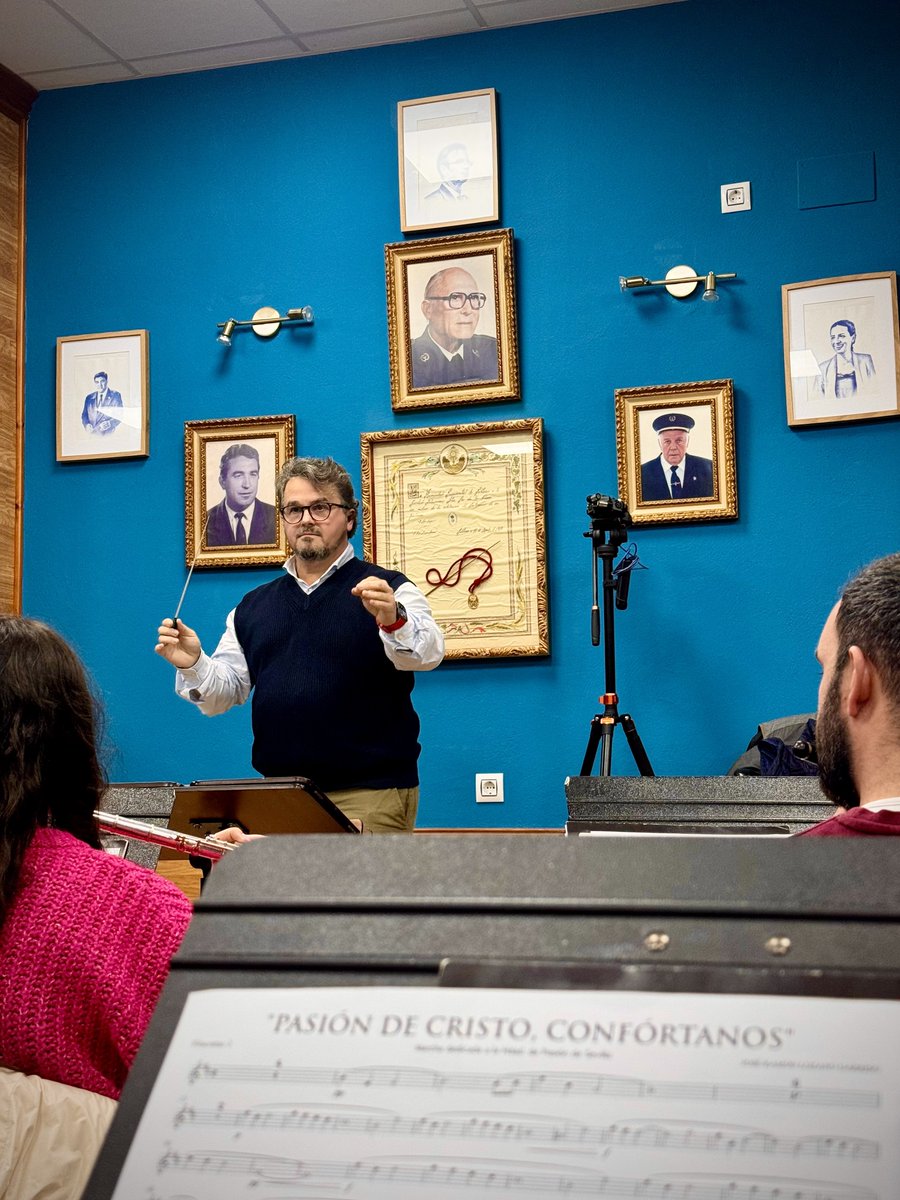 💙 Hoy nos visita en nuestro ensayo nuestra querida <a href="/Hdad_Pasion/">Archicofradía Sacramental de Pasión</a>. Han podido disfrutar en primicia del próximo estreno de José Ramón Lozano, “Pasión de Cristo, Confórtanos”. Bienvenidos como siempre a vuestra casa, hermanos.

#SuenaLaOliva #Pasión26 #Salteras #Sevilla