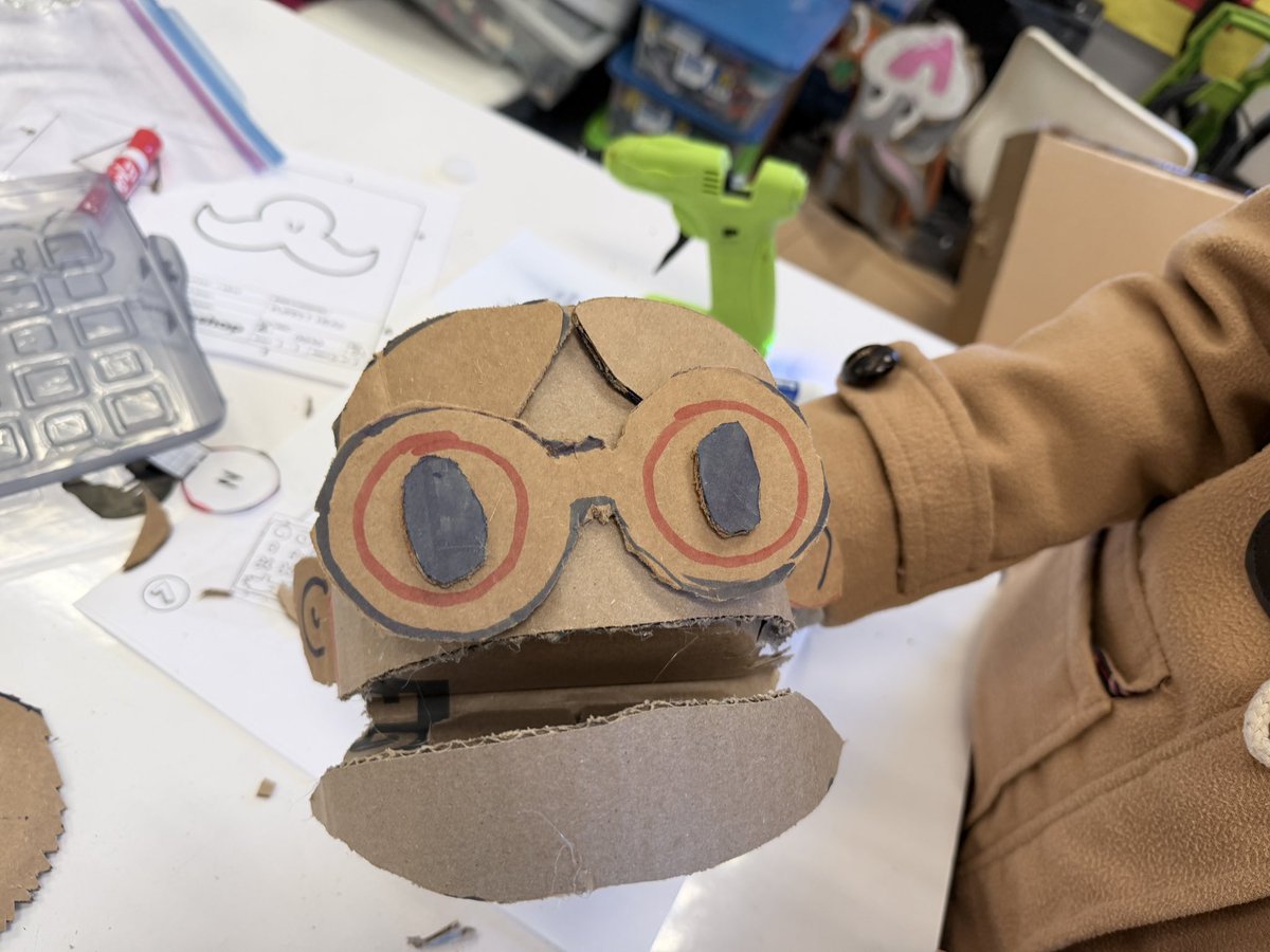 KnIhT_tNeReFfId's tweet image. We are doing the @SamuelJWilde tutorial with the @chompsaw!!! Two class periods and they are coming out AMAZING. Next week we are going to incorporate @birdbraintech with these. Stay tuned. #makerspace #makersgonnamake #stem #cardboard #engineering @SVViperPride @DVUSD