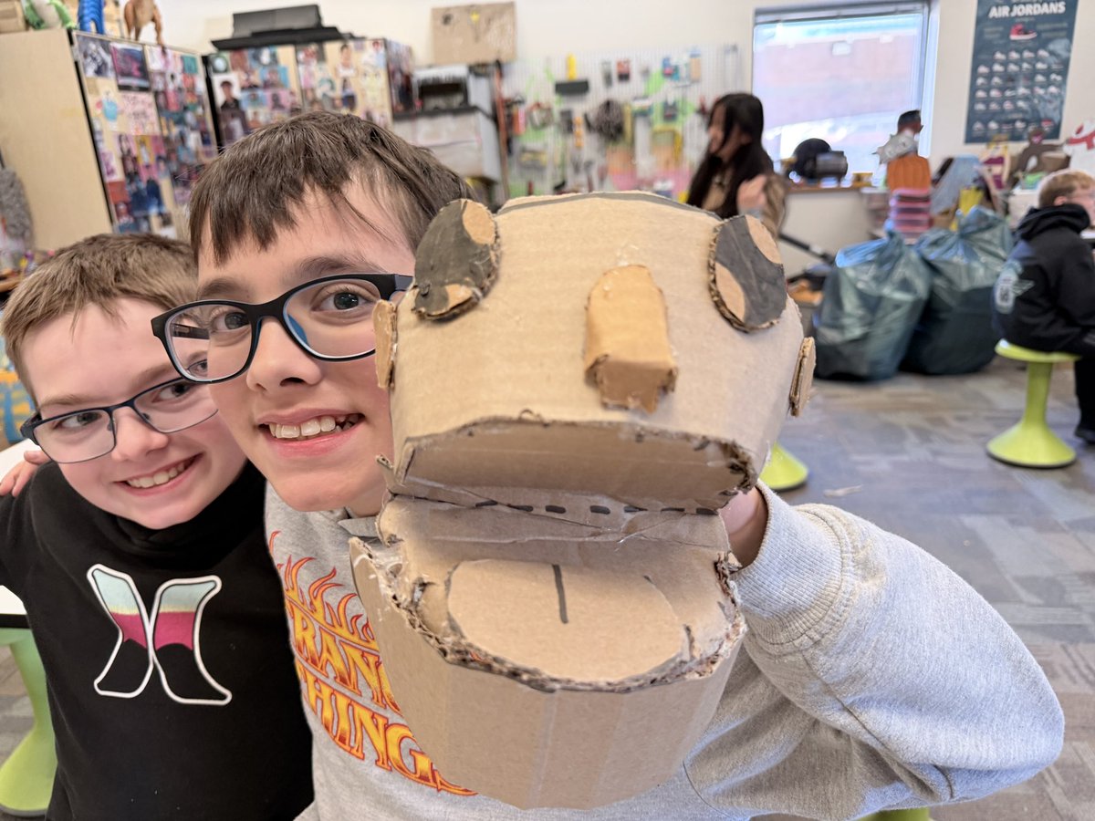 KnIhT_tNeReFfId's tweet image. We are doing the @SamuelJWilde tutorial with the @chompsaw!!! Two class periods and they are coming out AMAZING. Next week we are going to incorporate @birdbraintech with these. Stay tuned. #makerspace #makersgonnamake #stem #cardboard #engineering @SVViperPride @DVUSD