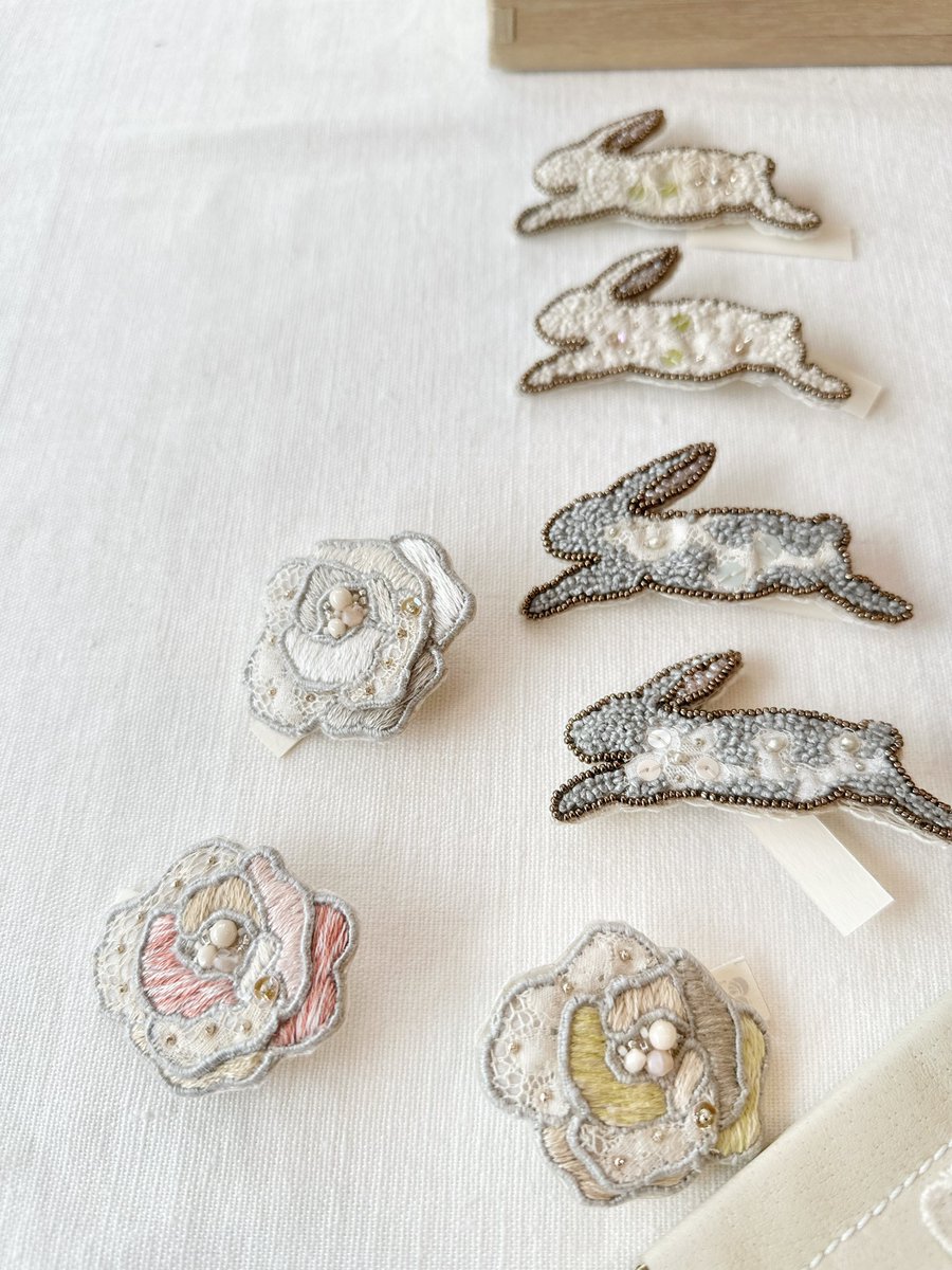 昨日、鎌倉大町にあるPatroneさんへ作品を納品してきました✨

これから訪れる春を意識した色み💕
うさぎ🐇バラ🌹のブローチ
フランス🇫🇷語で小さなキャンディやチョコレートを意味する「bonbon」シリーズの耳飾り✨

鎌倉に行かれましたら、お立ち寄り下さいね🤗

今日から企画展も開催しています♪