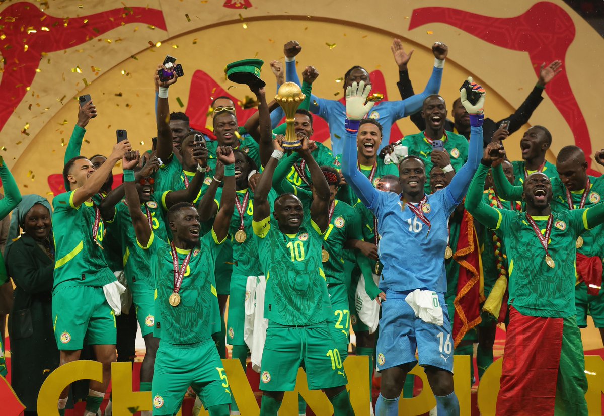 ActuFoot_'s tweet image. 🚨🚨 𝗕𝗔𝗦𝗦𝗜𝗥𝗢𝗨 𝗗𝗜𝗢𝗠𝗔𝗬𝗘, 𝗣𝗥𝗘́𝗦𝗜𝗗𝗘𝗡𝗧 𝗗𝗨 𝗦𝗘́𝗡𝗘́𝗚𝗔𝗟 🇸🇳, 𝗔𝗡𝗡𝗢𝗡𝗖𝗘 𝗗𝗘𝗦 𝗣𝗥𝗜𝗠𝗘𝗦 𝗦𝗧𝗥𝗔𝗧𝗢𝗦𝗣𝗛𝗘́𝗥𝗜𝗤𝗨𝗘𝗦 𝗣𝗢𝗨𝗥 𝗟𝗘𝗦 𝗩𝗔𝗜𝗡𝗤𝗨𝗘𝗨𝗥𝗦 𝗗𝗘 𝗟𝗔 𝗖𝗔𝗡 🤯💰:

👉 𝟭𝟭𝟱.𝟬𝟬𝟬€ pour chaque joueur et 𝟭𝟱𝟬𝟬 𝗺𝗲̀𝘁𝗿𝗲𝘀…