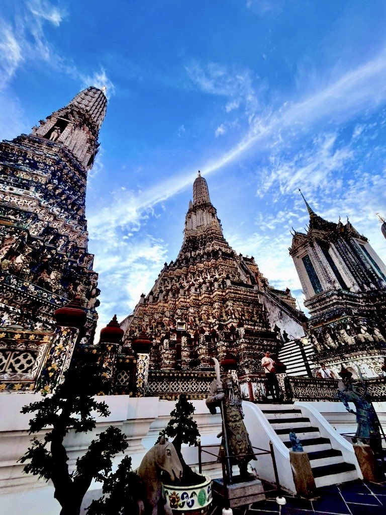 toococco's tweet image. おはようございます
今日の写真はタイ旅行から

バンコクのワットアルンは毎回絶対に遊びに行くところです。
お寺のテーマパークみたいで楽しい

写真を撮りに来ている人もたくさんいて、おしゃれをして来た人たちの衣装を見かけるのも面白かったです

今日も寒いですね
では皆様、今日も良い一日を！