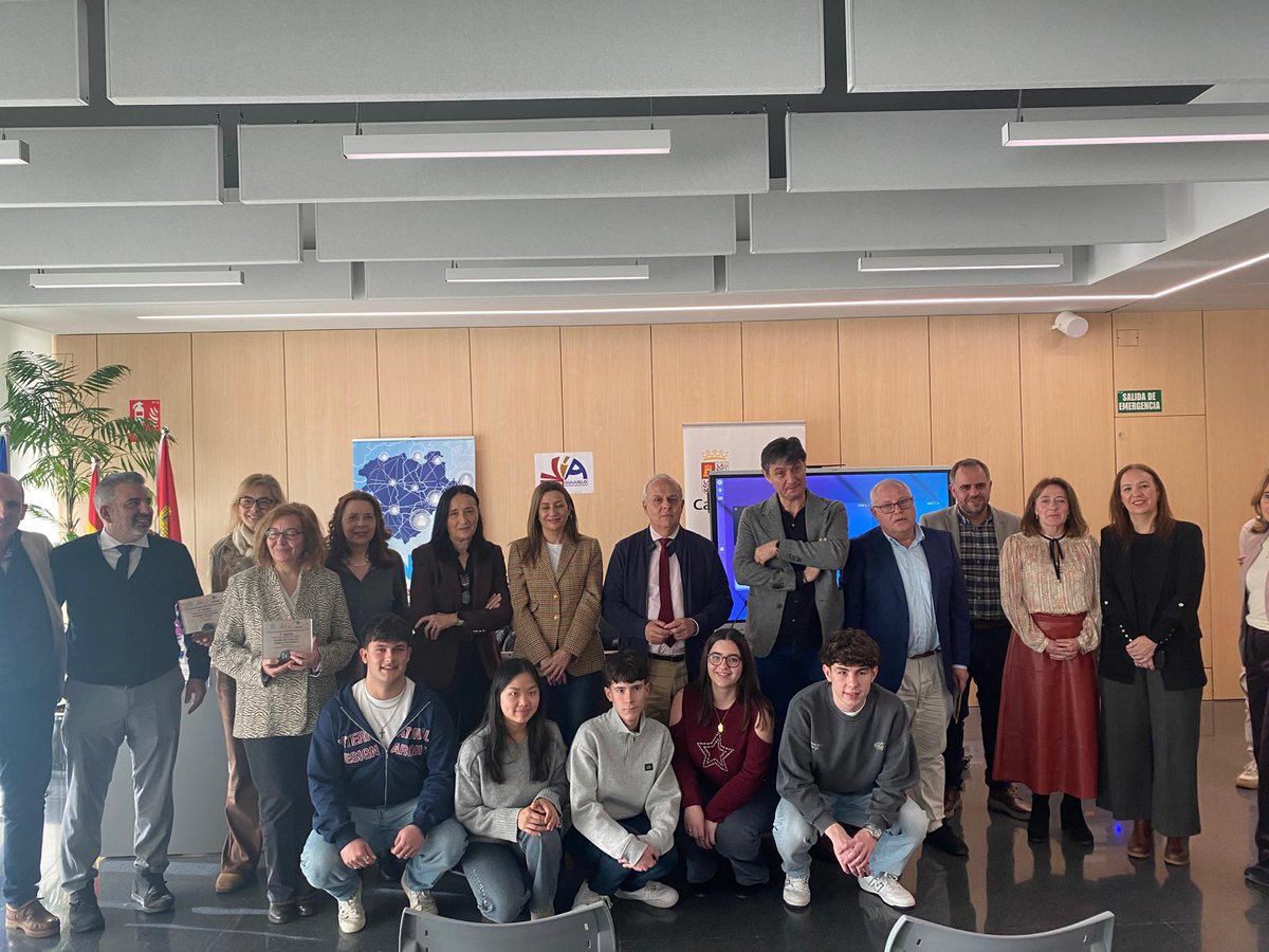 belenpinar's tweet photo. Enhorabuena a nuestros alumnos de @IesPinarOficial Claudia Brezmes, Sergio Jiménez y Elena Ying García que han sido premiados en el XIII Concurso "Innovacreawork" de Anpe con su idea de negocio "Visiónclara" una app para daltónicos @OndaPinar @ANPECyL @BlogAmpa👏👏 https://t.co/SaTq506a38