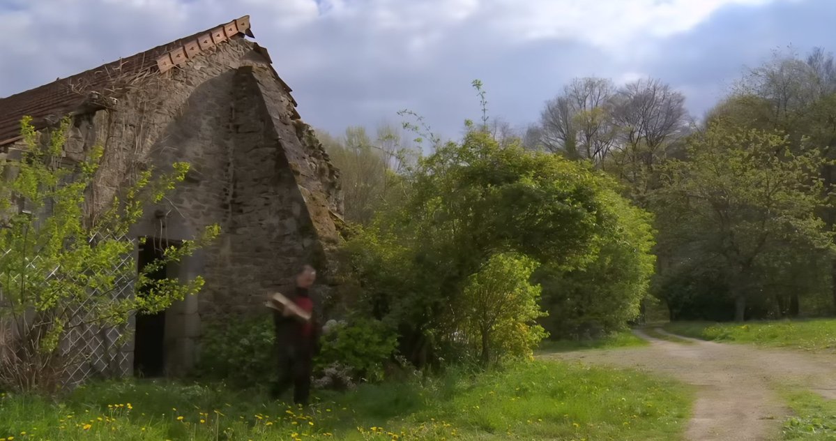 Écrire, c'est rendre quelque chose par la parole, la vision, l'éblouissante vision. 

Christian Bobin 

📷 Christian Bobin au Creusot