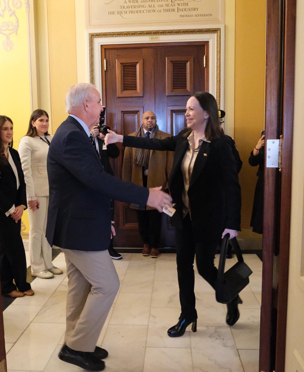RepCarlos's tweet image. María Corina Machado es mi amiga, es mi hermana de lucha y es toda una inspiración para los que amamos la libertad.

Todo un honor recibirla en el Congreso como la heroína, libertadora, Premio Nobel de la Paz que es.

¡Pronto haremos lo mismo en una Venezuela libre! 🇺🇸🤝🇻🇪