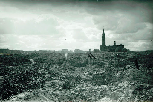 KirkKapitan's tweet image. Warsaw in 1939 and 1945 – without not even a single atomic bomb. Sometimes you just have to be careful what the Germans come up with for themselves and others.