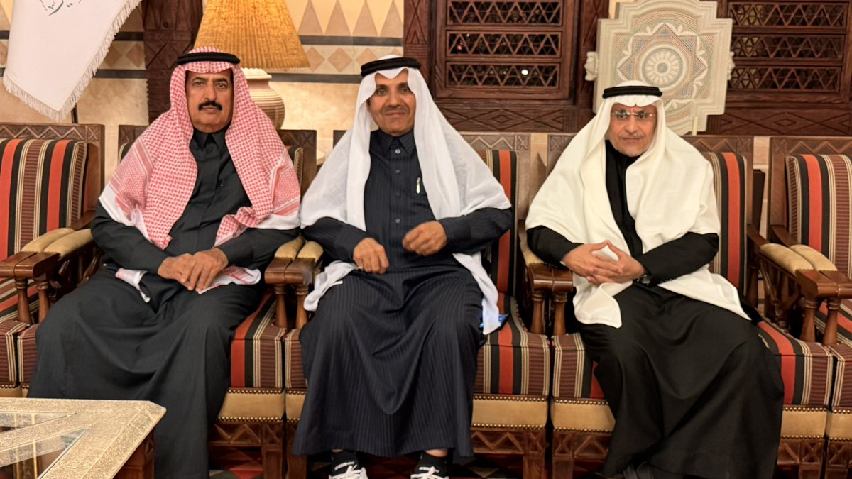 حضرت اليوم في مجلس سمو سيدي امير منطقة عسير الأمير #تركي_بن_طلال لقاء تحت عنوان " عمارة #عسير و #الذائقة_الجمالية 

كان يوم عظيم جدا ان نحضر لنتعلم في حياتنا وننقل هذي التجربة لغيرنا من الناس للفائدة ومعرفة كيف نتعود على ان تظل الذائقة الجمالية جزء من حياتنا وأعمالنا ومهامنا ،